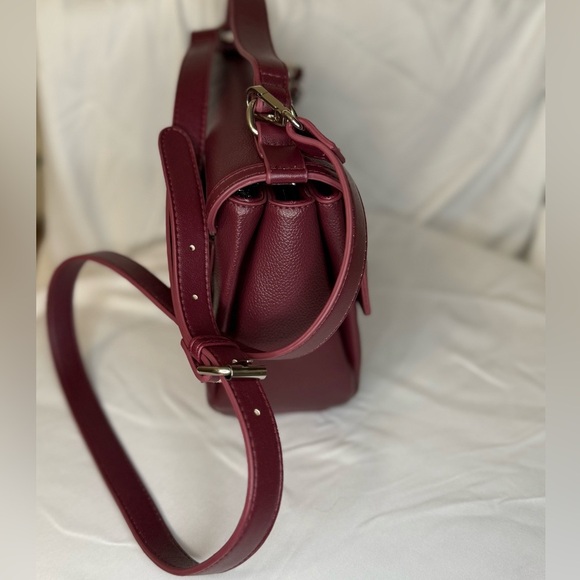 Steve Madden Burgundy Leather Crossbody Satchel Bag with Tassel & Chain Detail - Picture 4 of 10